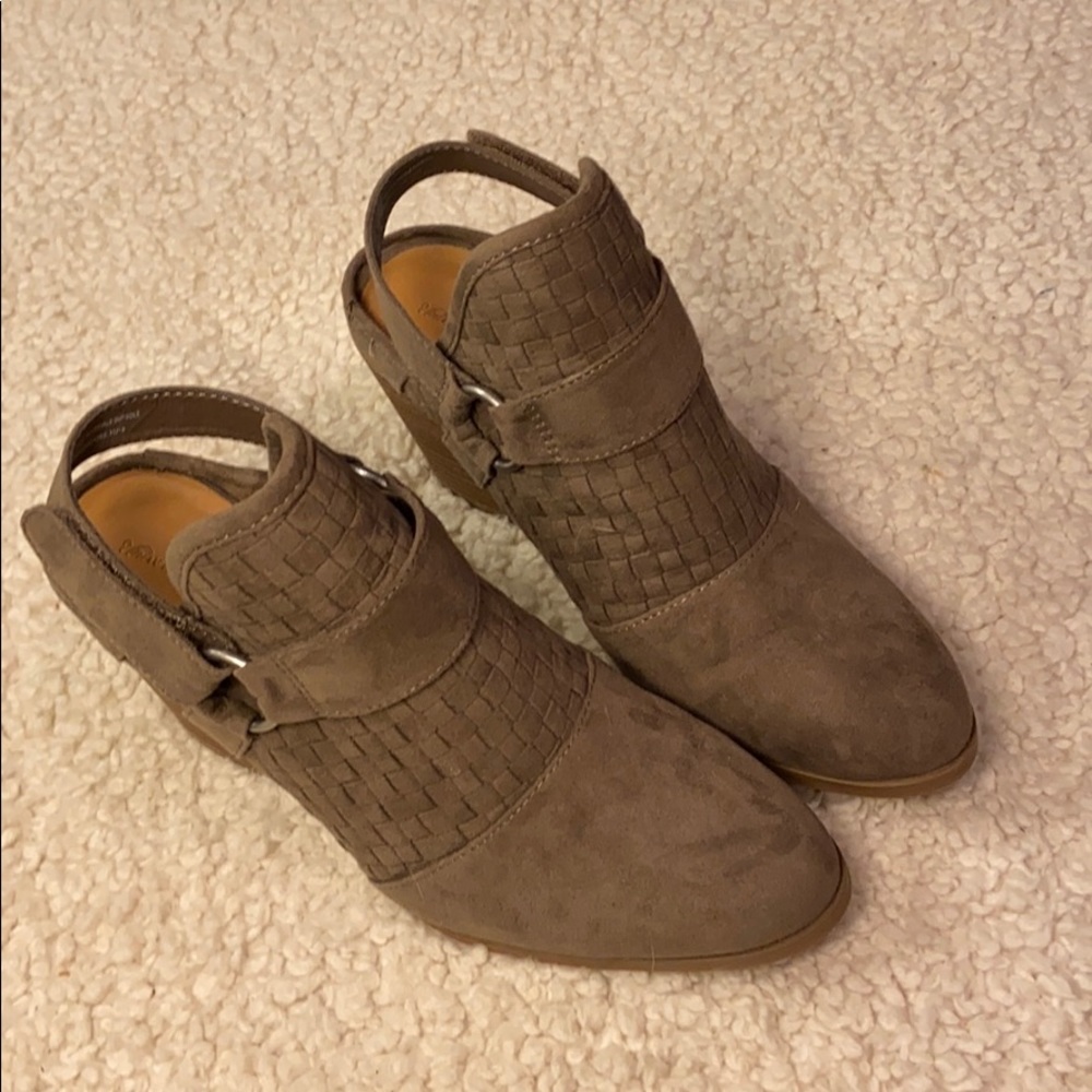🤓Universal Thread taupe suede boots size 9.5